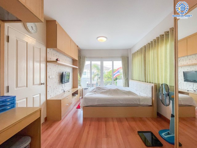 *****บ้านเดี่ยวมือสองย่านกรุงเทพฯ ม.คาซาวิลล์ สุขาภิบาล5 เนื้อที่กว้างขวางเกือบ 51 ตร.ว.  ฟังก์ชัน 3 ห้องนอน 3 ห้องน้ำ ที่จอดรถ 2 คัน แถมเฟอร์นิเจอร์ พร้อมสัญญาณกันขโมยทั้งหลัง เดินทางง่าย ห่างจากจุดขึ้น-ลงทางด่วน "สุขาภิบาล5" เพียง 11 นาทีเท่านั้น